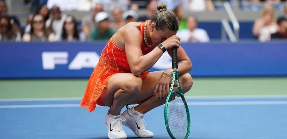 Jugadora de tenis agachada en la cancha