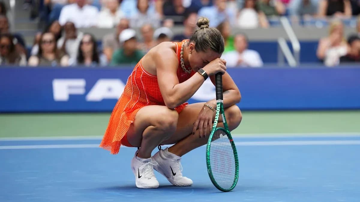 Jugadora de tenis agachada en la cancha