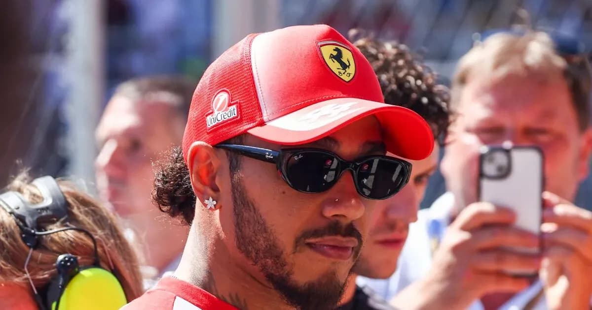 Piloto con gorra de Ferrari en evento