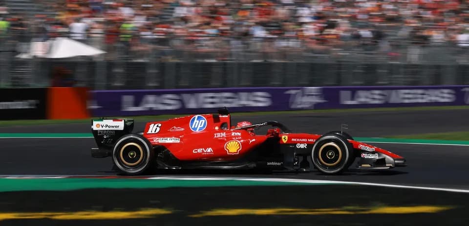Coche de Fórmula 1 Ferrari en carrera