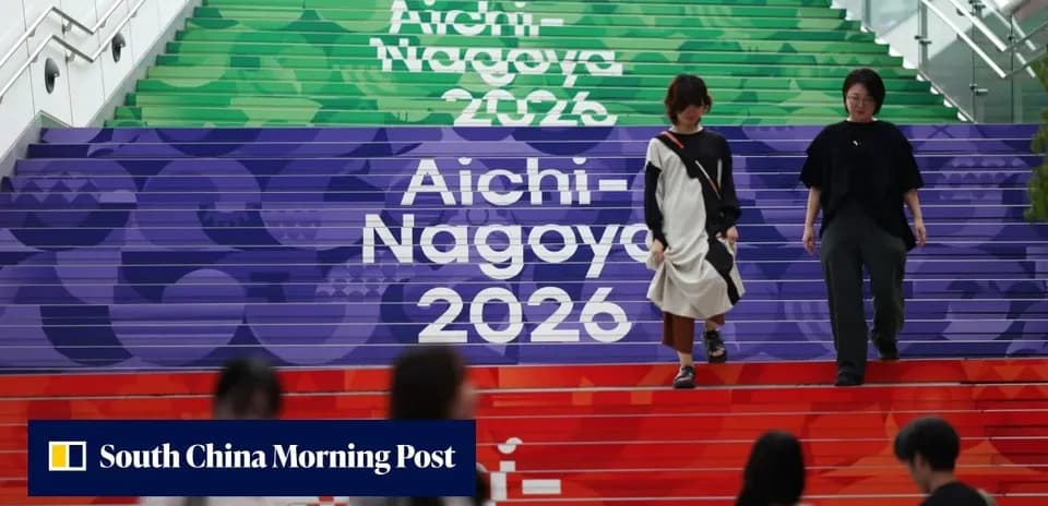 Personas bajando escaleras decoradas para Aichi-Nagoya 2026
