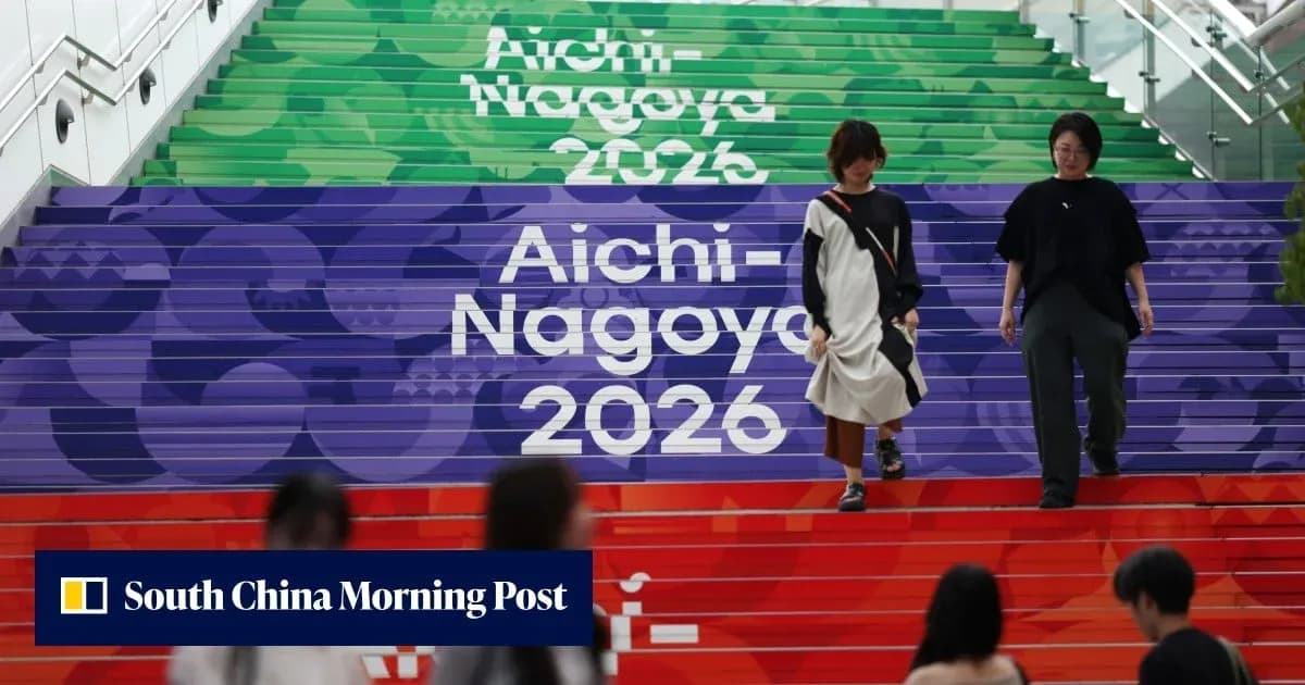 Personas bajando escaleras decoradas para Aichi-Nagoya 2026