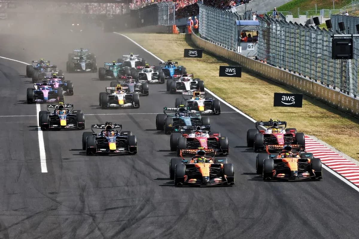 Varios coches de Fórmula 1 compitiendo en la pista