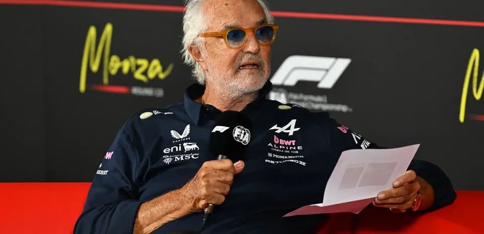 Hombre hablando en conferencia de prensa en Monza