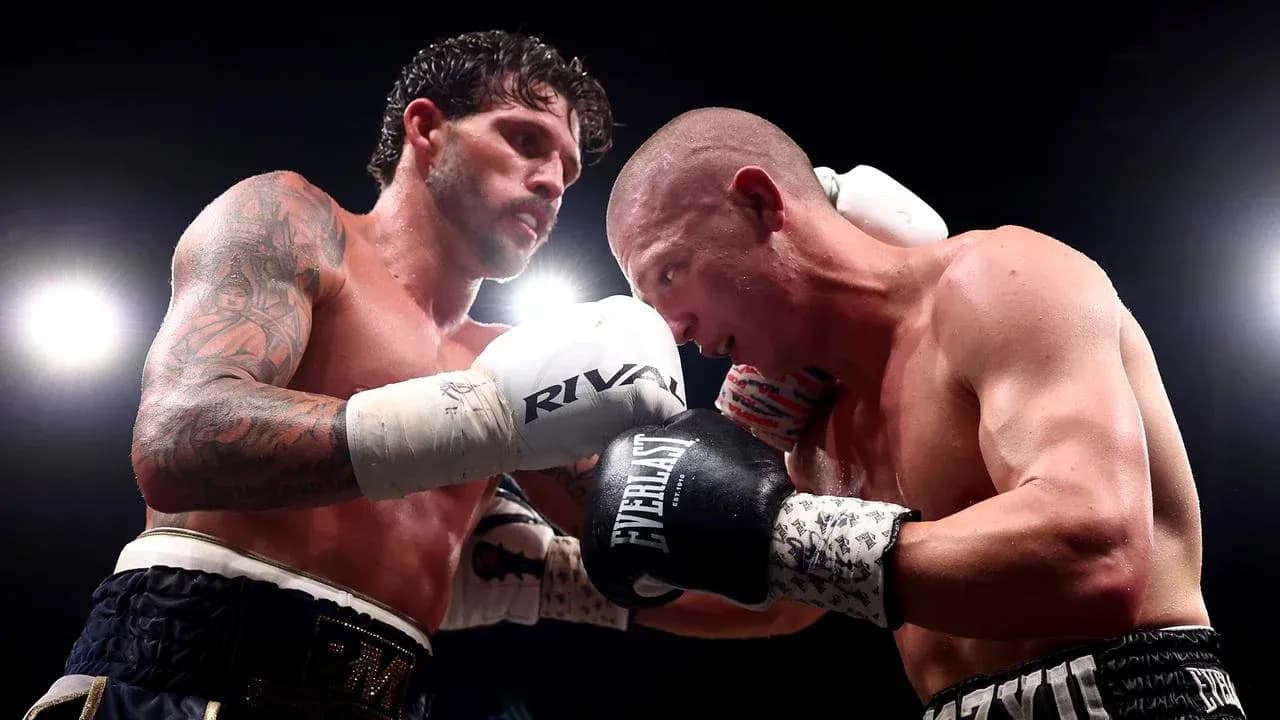 Dos boxeadores intercambiando golpes en el ring