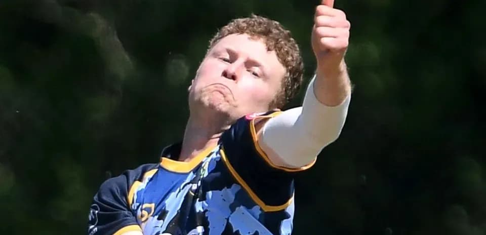 Jugador de cricket lanzando con el pulgar arriba