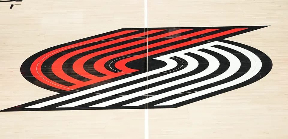 Logotipo de los Portland Trail Blazers en la cancha