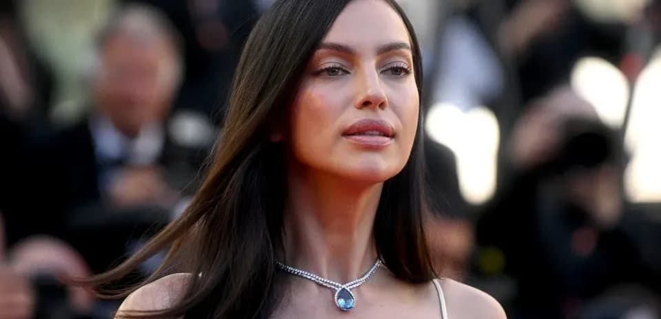 Mujer con collar elegante en evento de alfombra roja