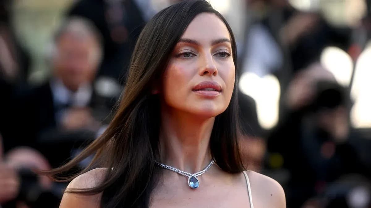 Mujer con collar elegante en evento de alfombra roja