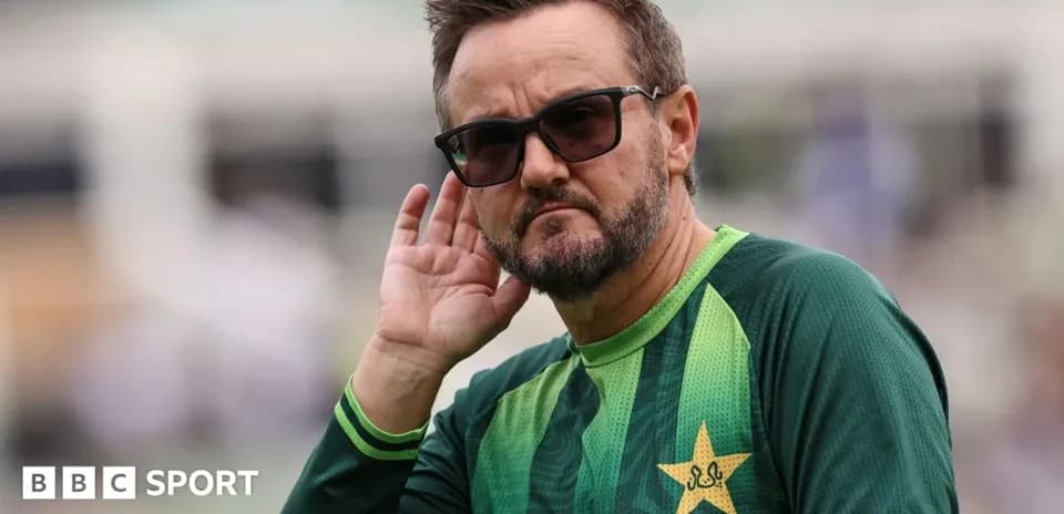 Entrenador de Pakistán escuchando instrucciones en el campo