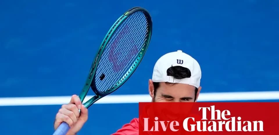 Jugador de tenis levantando la raqueta en la cancha