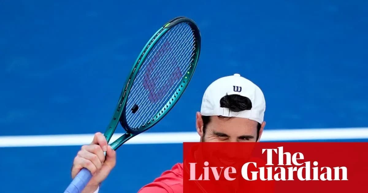Jugador de tenis levantando la raqueta en la cancha