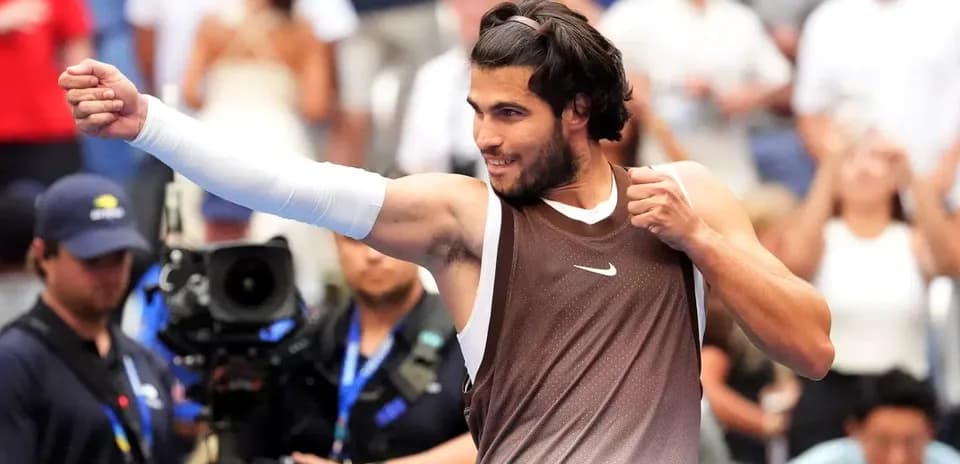 Jugador celebrando después de ganar un partido de tenis