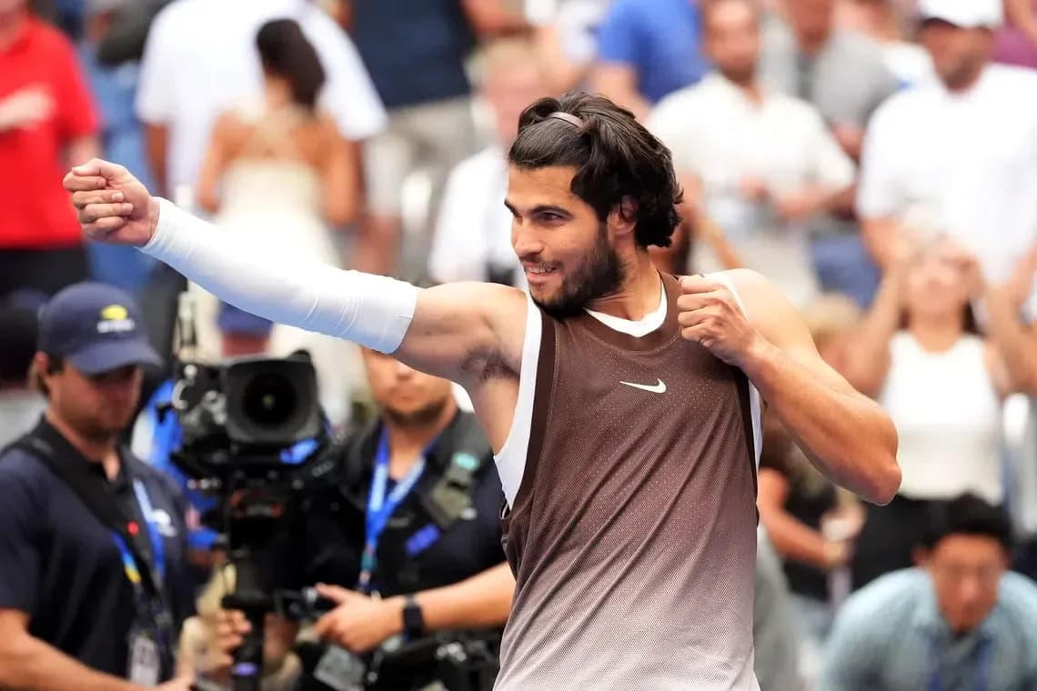 Jugador celebrando después de ganar un partido de tenis