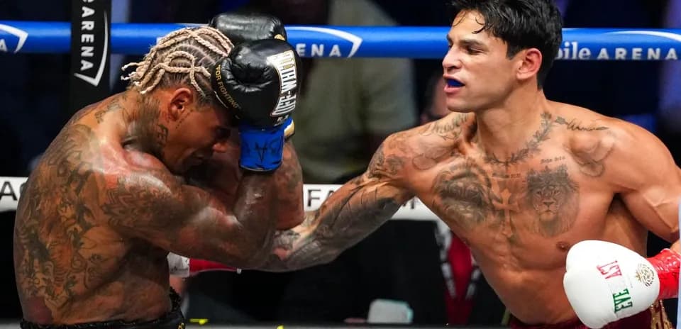 Boxeadores golpeándose en el ring durante pelea