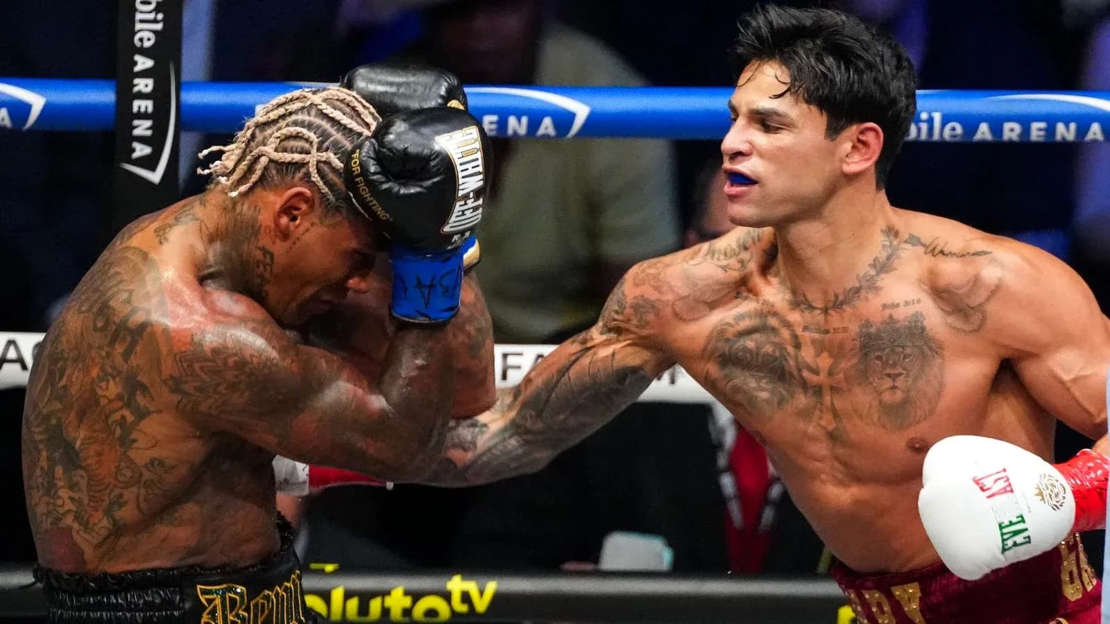 Boxeadores golpeándose en el ring durante pelea