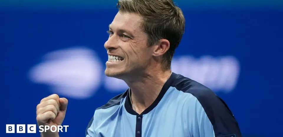 Jugador de tenis celebrando con el puño cerrado