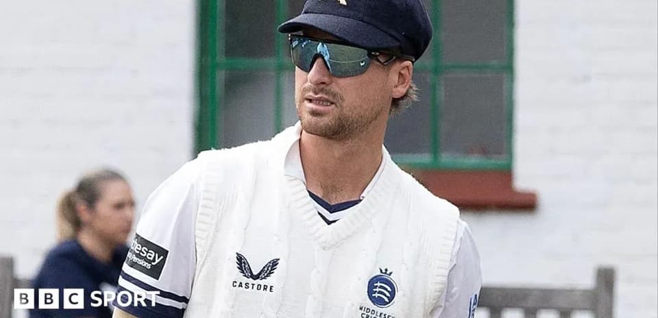 Jugador de cricket con uniforme de Middlesex