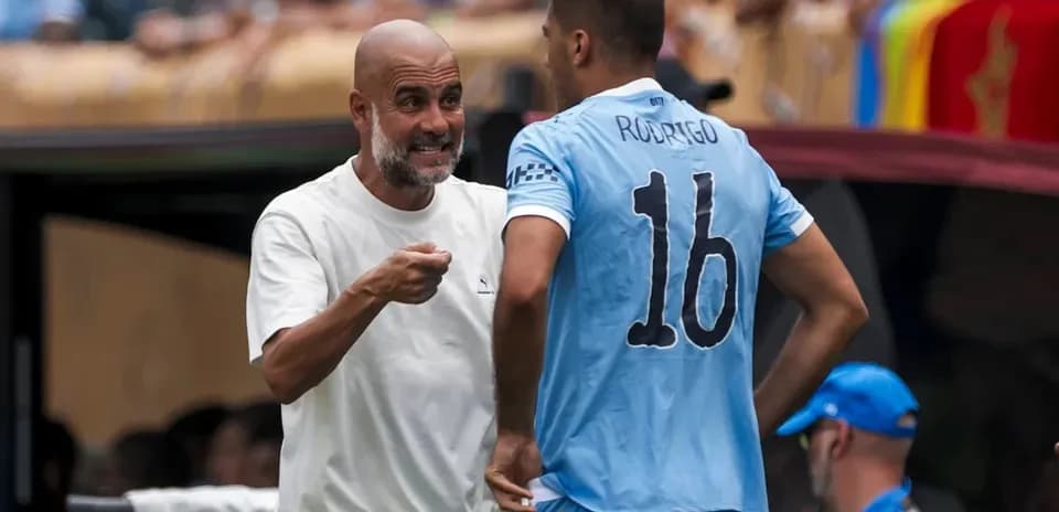 Entrenador hablando con jugador en la banca