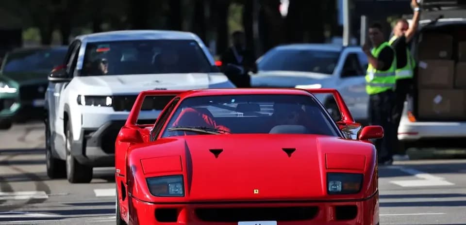 Coche deportivo rojo circulando en una carretera