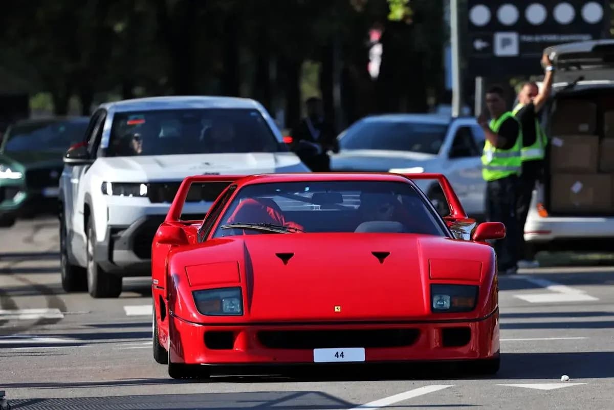 Coche deportivo rojo circulando en una carretera