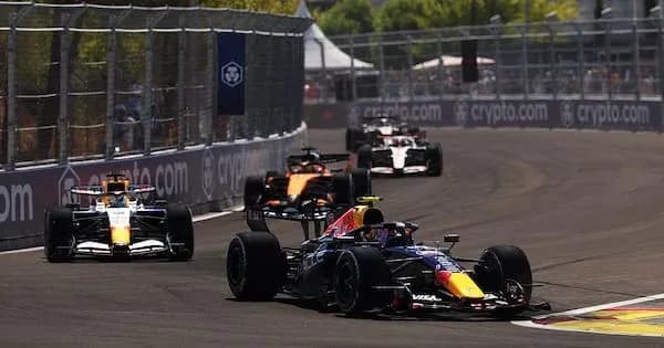 Varios coches de Fórmula 1 compitiendo en curva