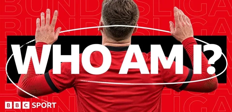 Jugador en camiseta roja con brazos levantados