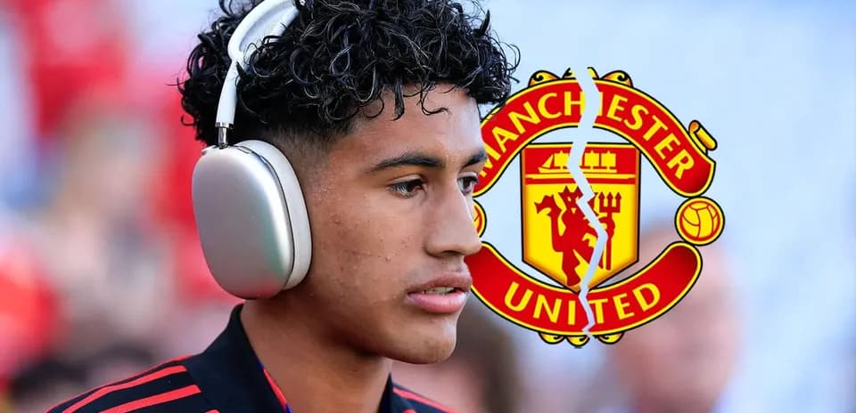 Jugador con auriculares antes del partido de Manchester United