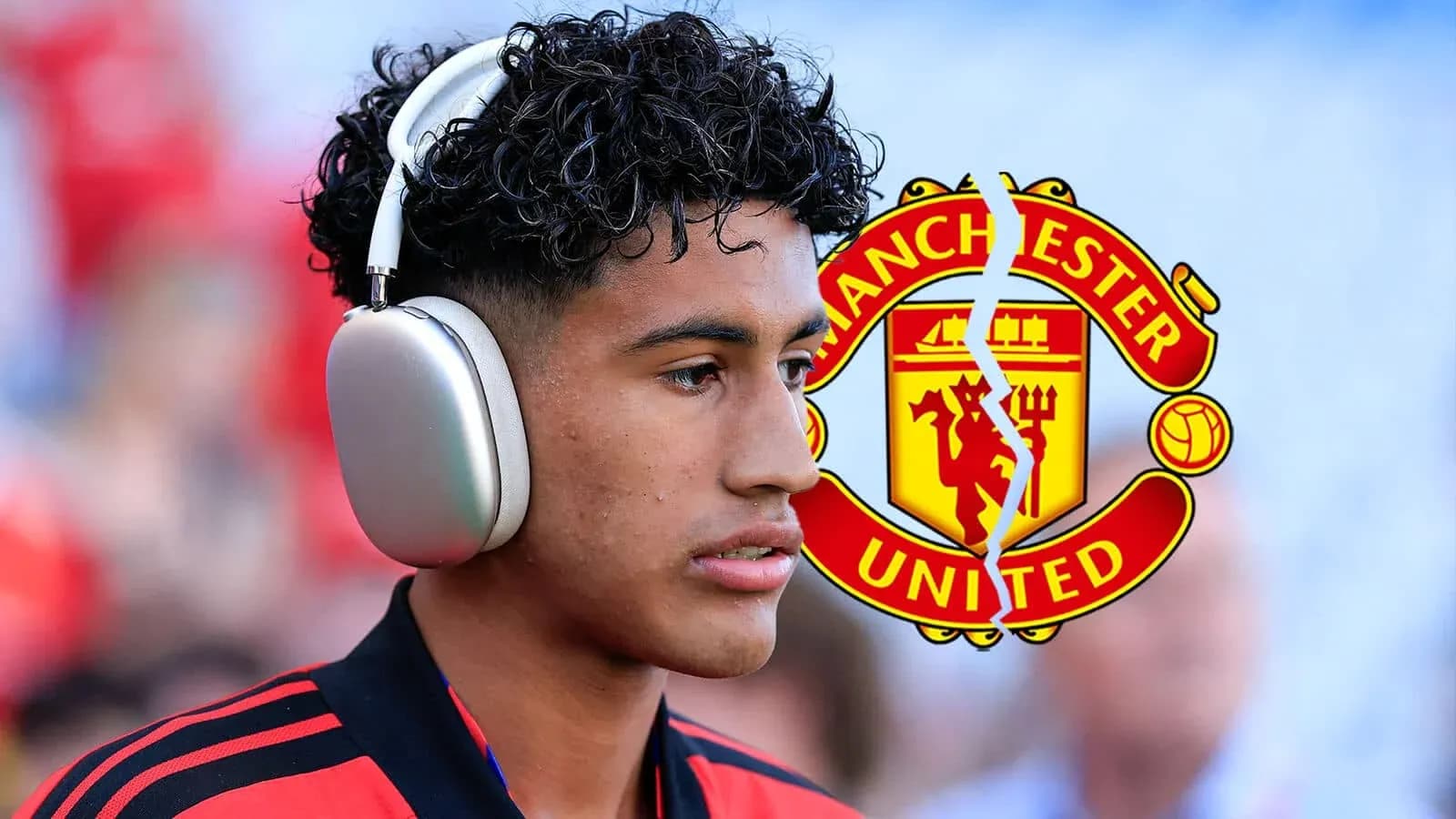 Jugador con auriculares antes del partido de Manchester United