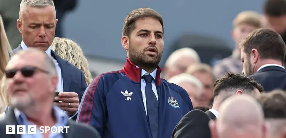 Hombre con chaqueta de Newcastle en un evento
