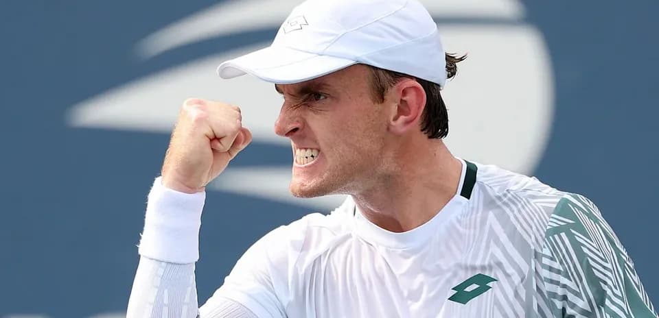 Jugador de tenis celebrando con el puño cerrado