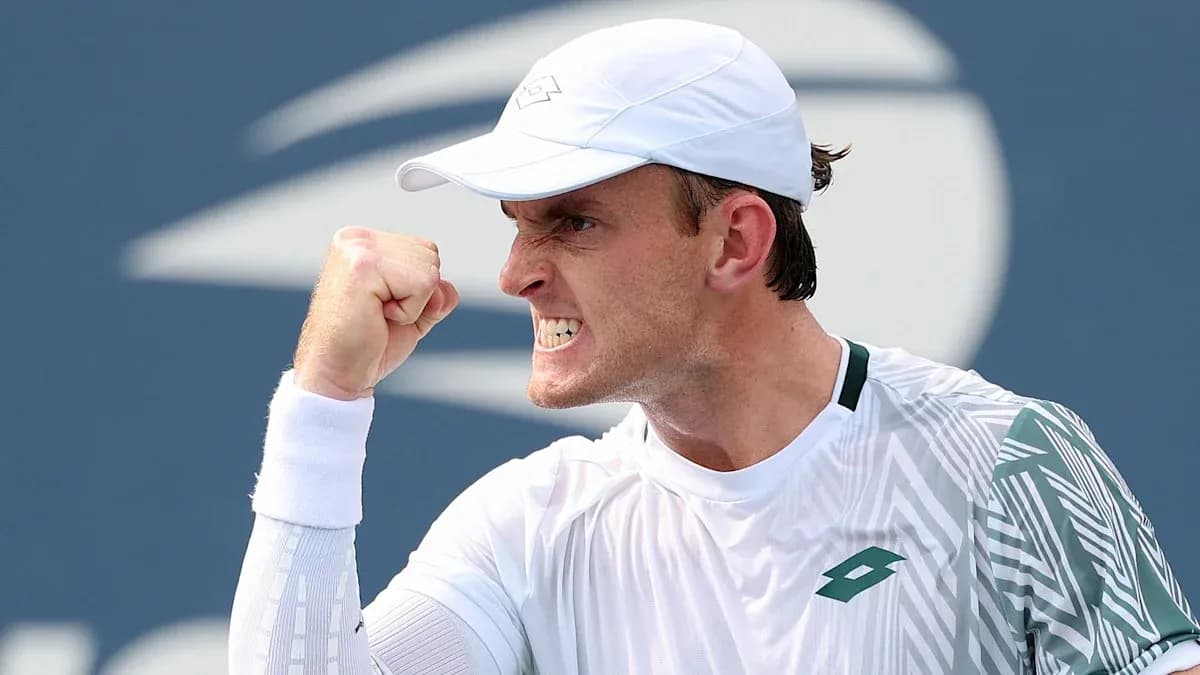 Jugador de tenis celebrando con el puño cerrado