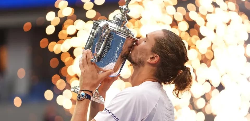 Jugador besando el trofeo tras ganar torneo