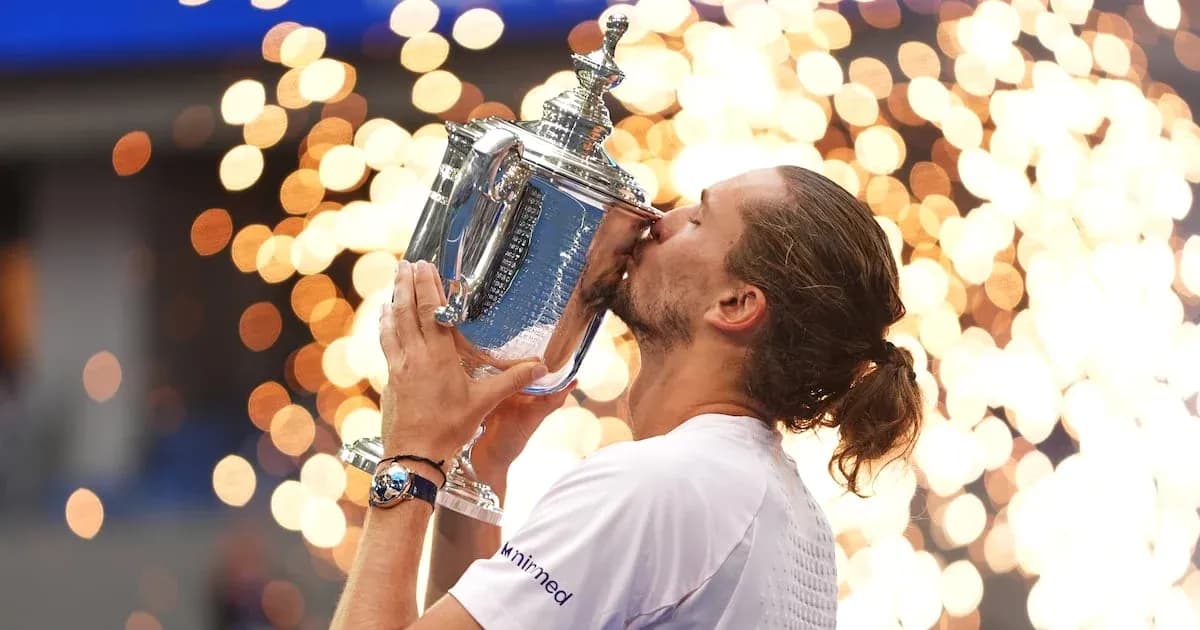Jugador besando el trofeo tras ganar torneo