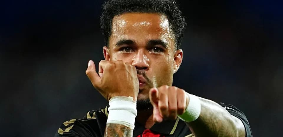 Jugador señalando hacia la cámara durante el partido