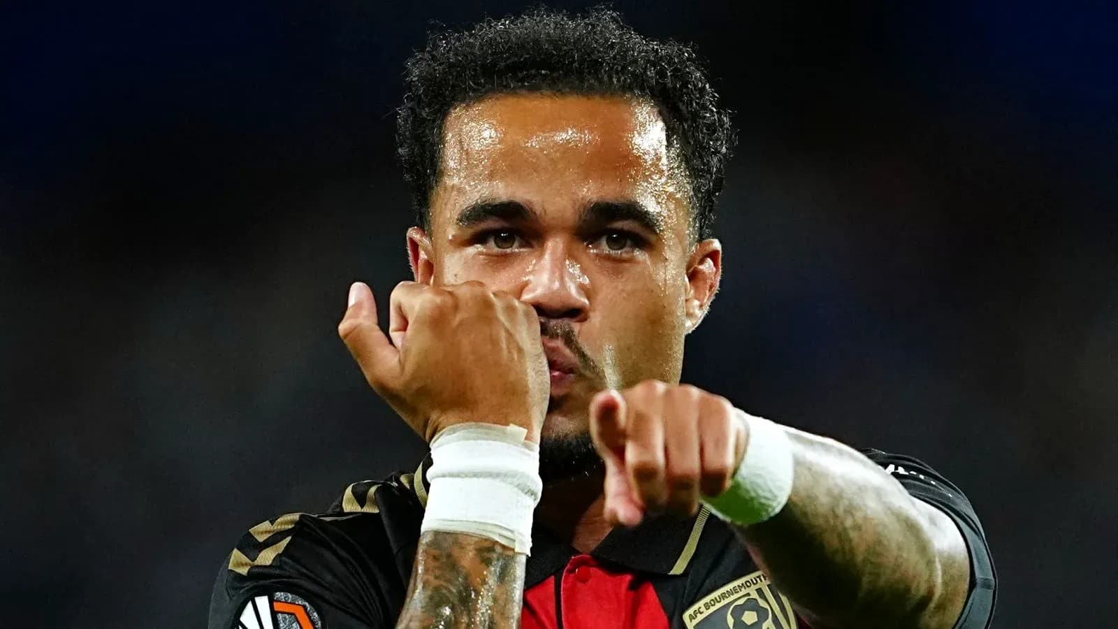 Jugador señalando hacia la cámara durante el partido