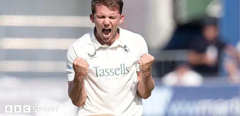 Jugador de cricket celebrando un wicket con entusiasmo
