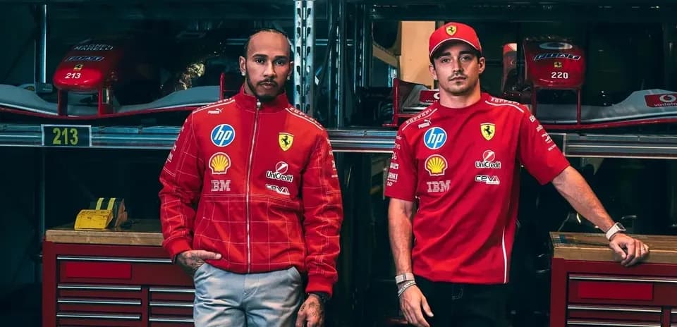 Dos pilotos de Ferrari posando en taller