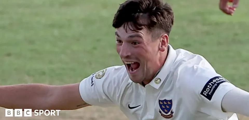 Jugador celebrando una victoria en el cricket