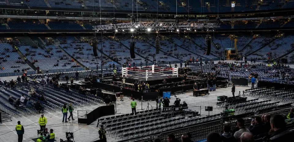 Ring de boxeo en un estadio con espectadores