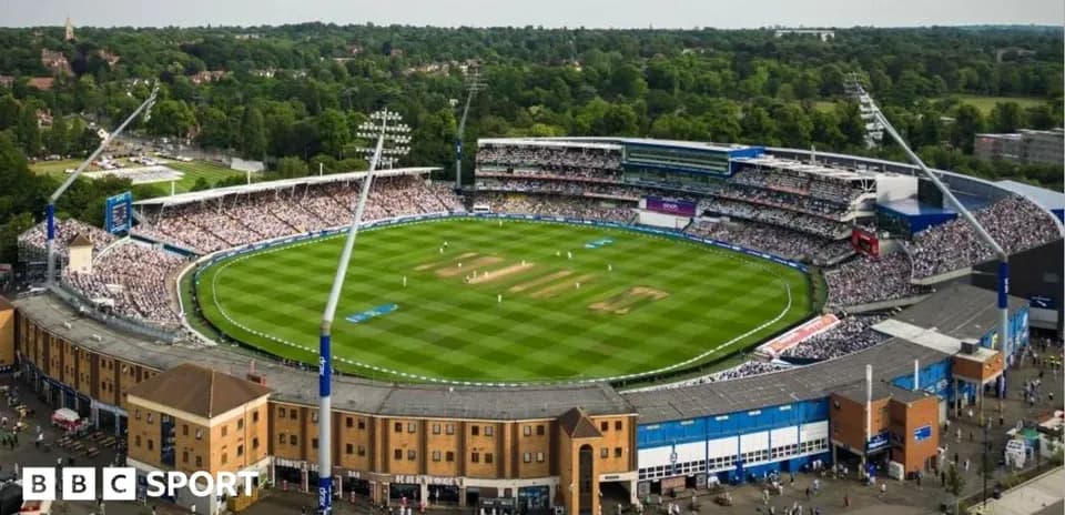 Vista del estadio de cricket con público y jugadores