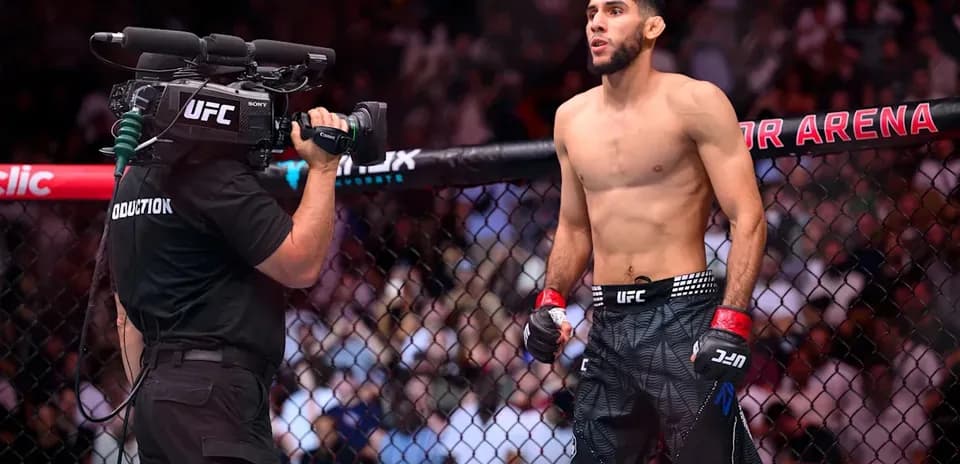 Luchador de UFC en la jaula listo para pelear