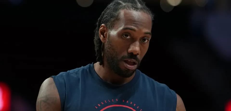 Jugador de baloncesto en camiseta de entrenamiento