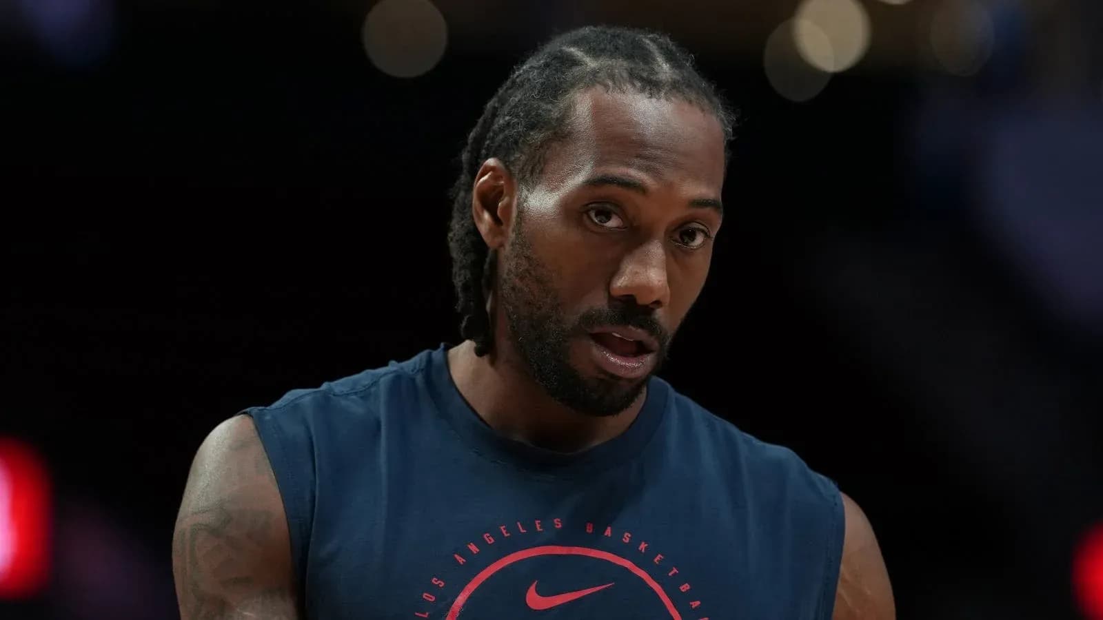 Jugador de baloncesto en camiseta de entrenamiento