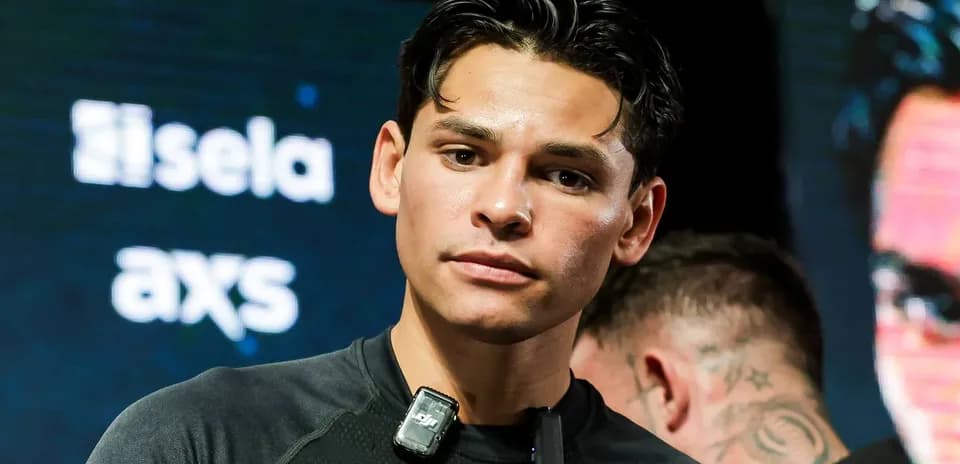 Boxeador en conferencia de prensa antes de combate