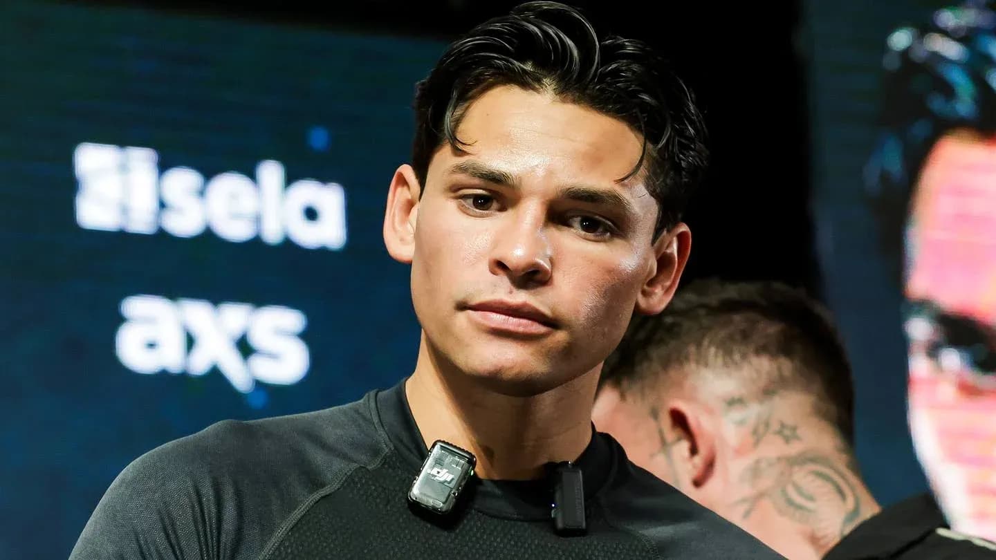 Boxeador en conferencia de prensa antes de combate