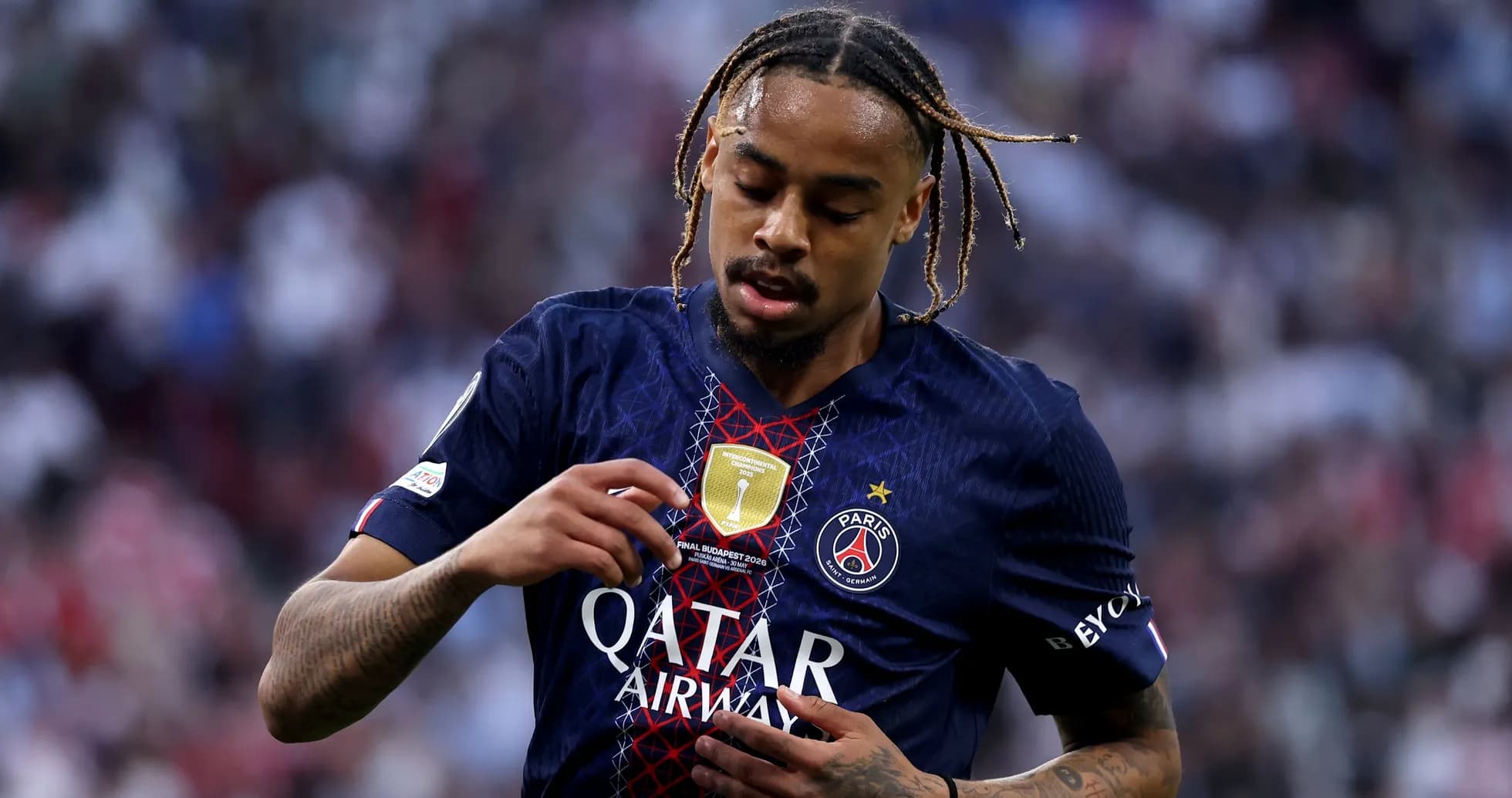 Jugador del PSG mostrando el escudo en su camiseta