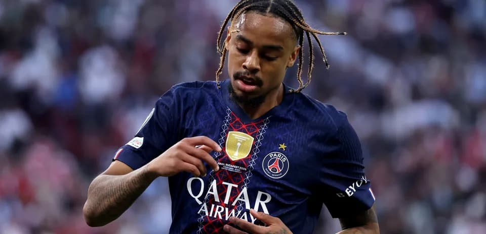 Jugador del PSG mostrando el escudo en su camiseta