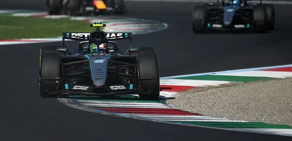 Coche de Fórmula 1 en curva durante carrera