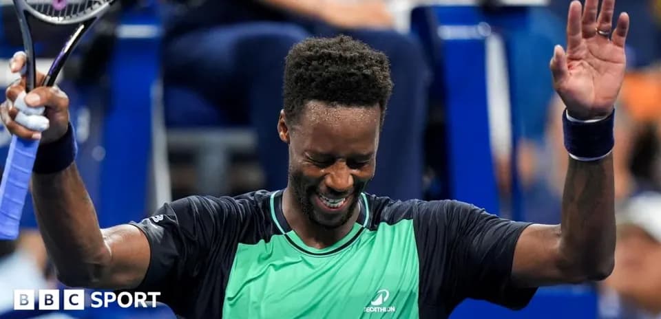Jugador de tenis celebrando en la cancha